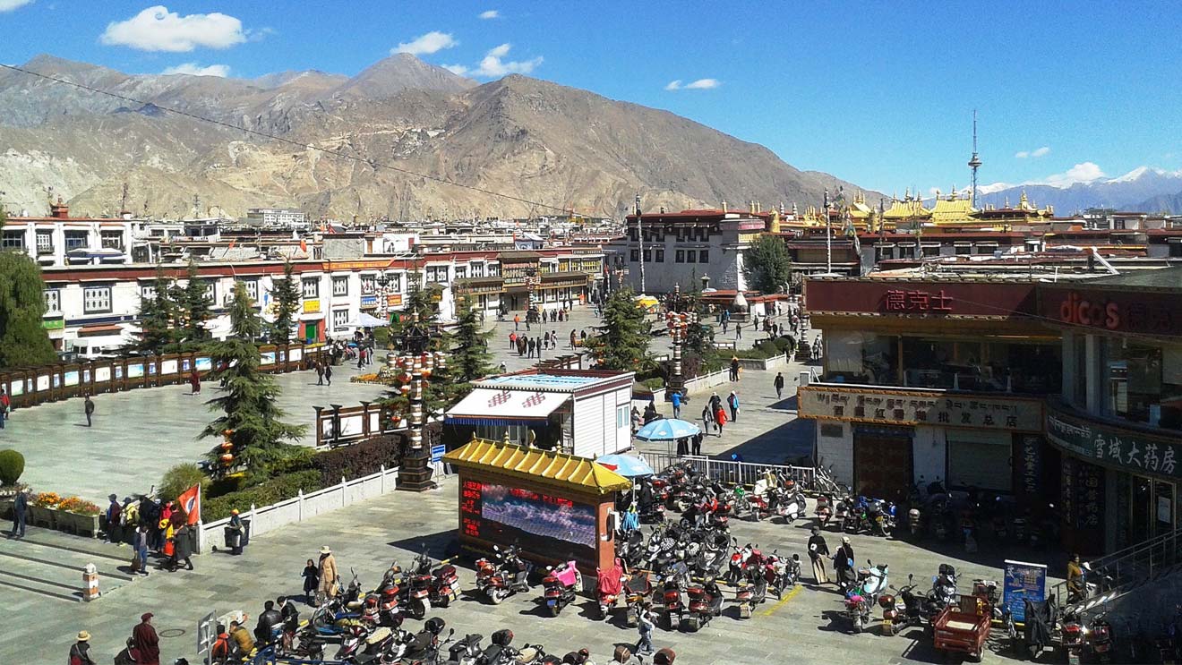 barkor-street-lhasa