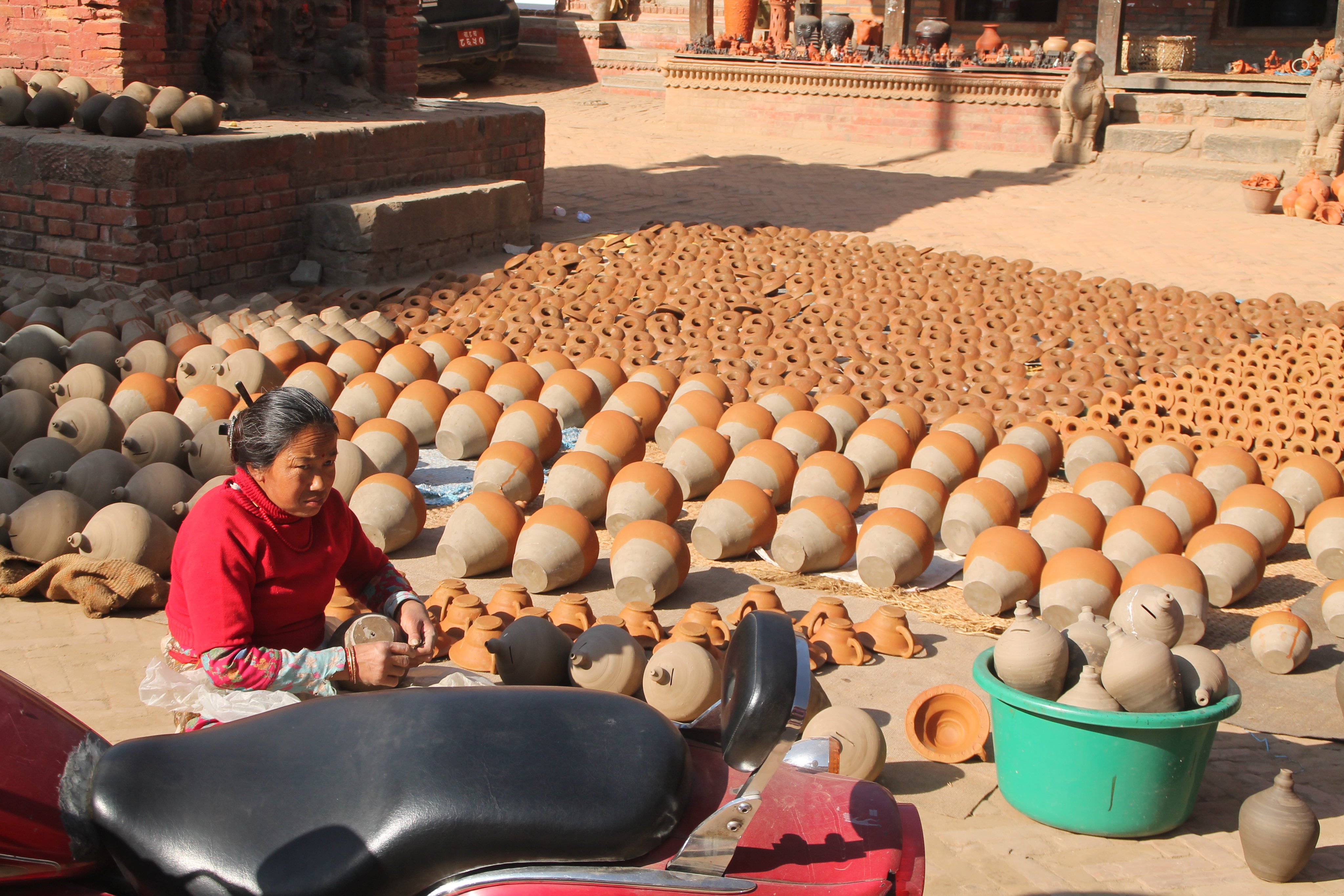 women-cleaning_pot-at-bhaktapur